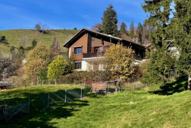 Unique à Charmey, chalet individuel de 5 pièces avec la possibilité d’occupation en résidence secondaire ou principale avec terrain constructible